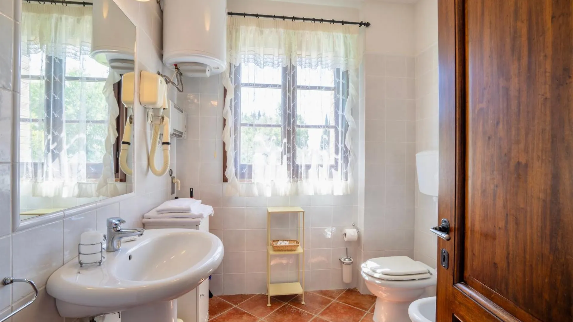 Isa Holiday Home: Poolside Retreat in San Gimignano Italy