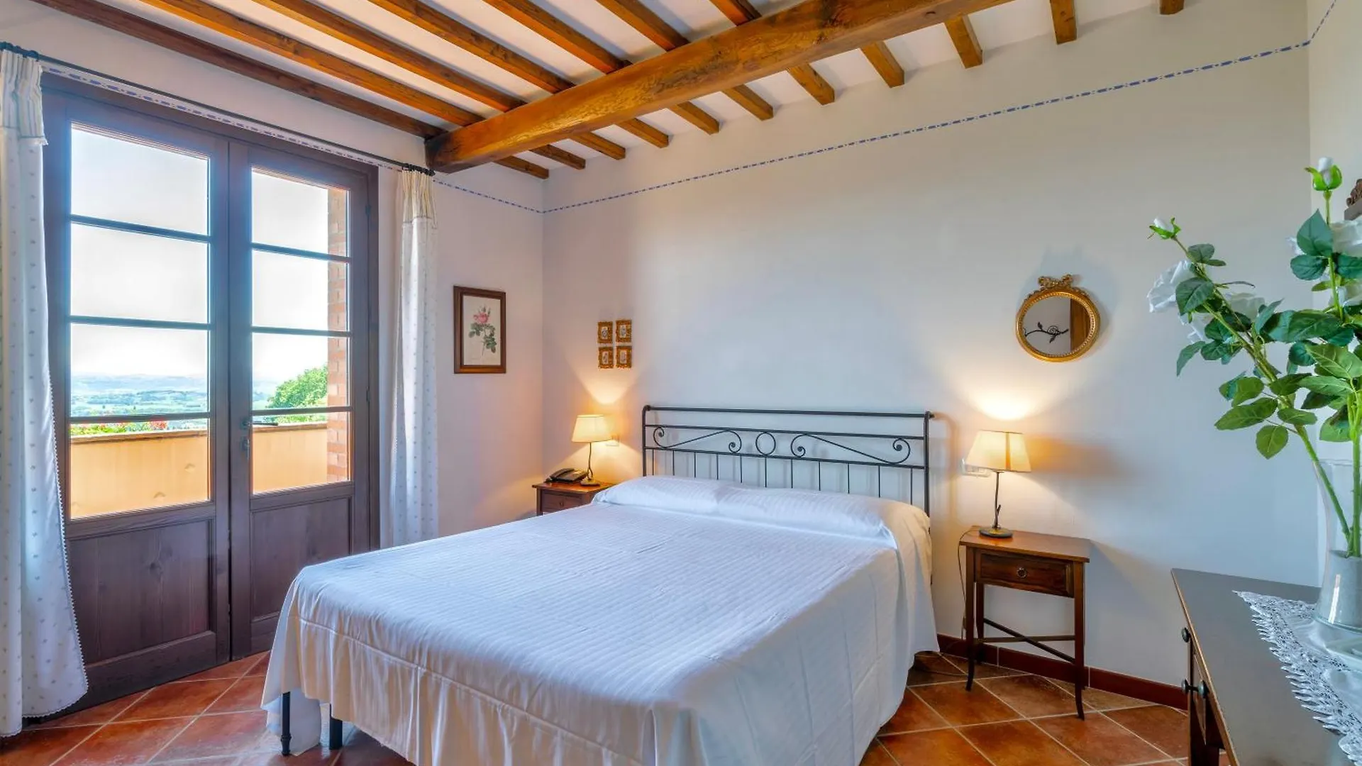 Isa Holiday Home: Poolside Retreat in San Gimignano Aparthotel