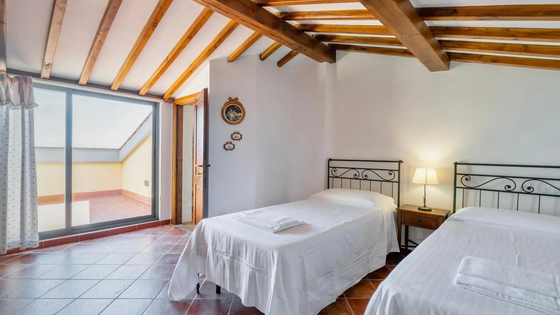 Isa Holiday Home: Poolside Retreat in San Gimignano