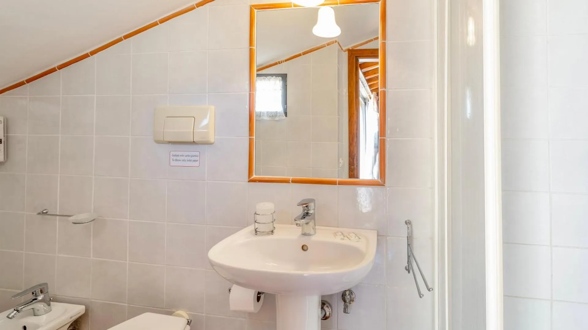 Aparthotel Isa Holiday Home: Poolside Retreat in San Gimignano