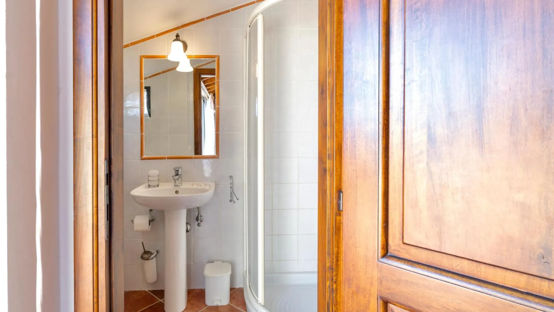 Aparthotel Isa Holiday Home: Poolside Retreat in San Gimignano Italy