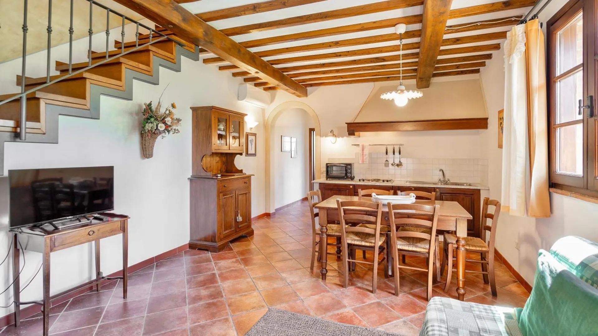 Isa Holiday Home: Poolside Retreat in San Gimignano Italy