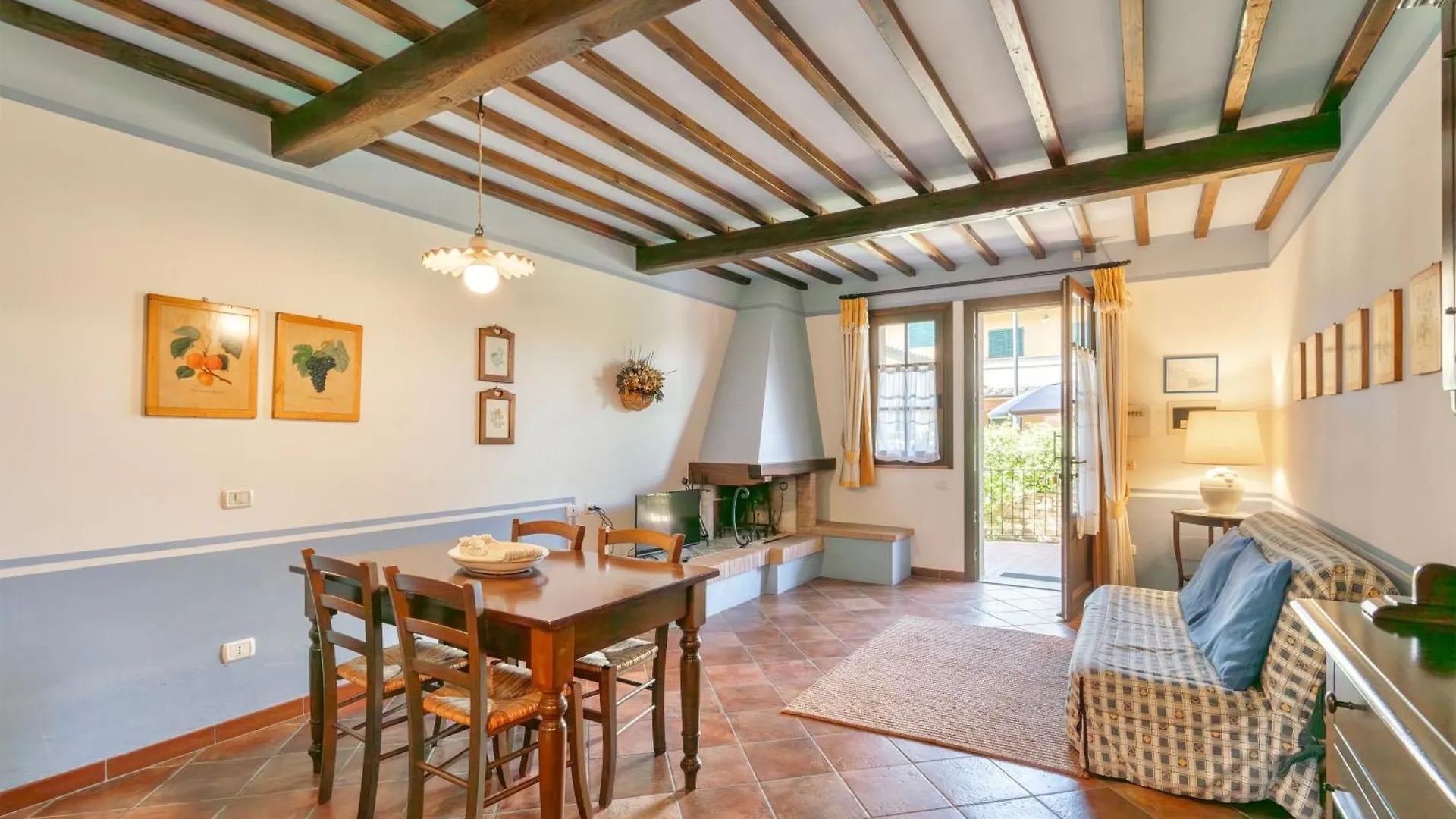 Aparthotel Isa Holiday Home: Poolside Retreat in San Gimignano