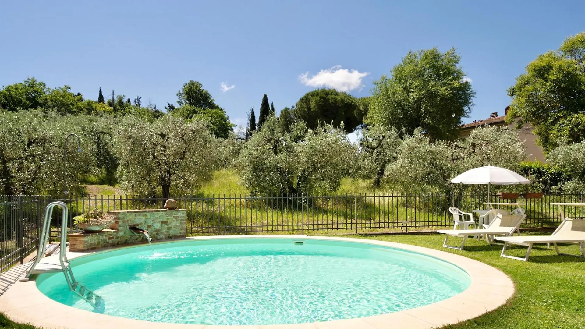 Aparthotel Isa Holiday Home: Poolside Retreat in San Gimignano