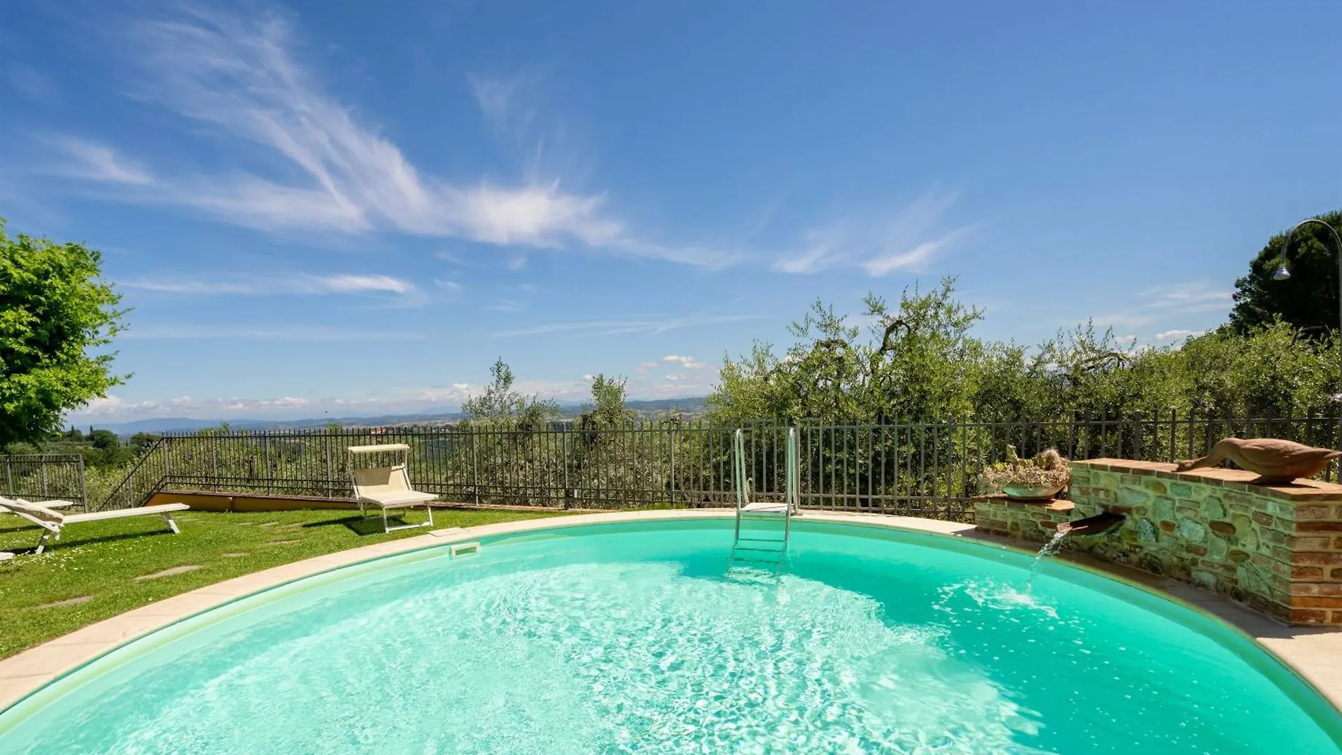 Isa Holiday Home: Poolside Retreat in San Gimignano Aparthotel