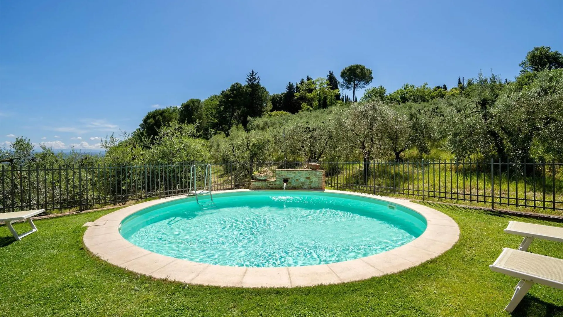 Aparthotel Isa Holiday Home: Poolside Retreat in San Gimignano
